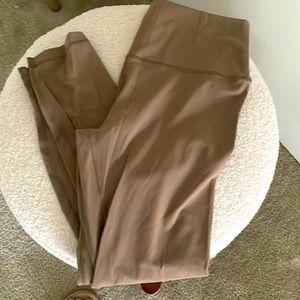 HeyNut leggings in tan only worn once